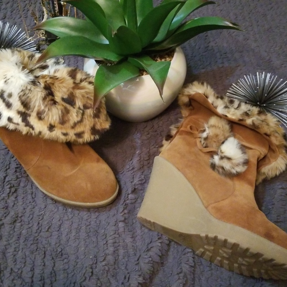 Lighty suede wedge boots